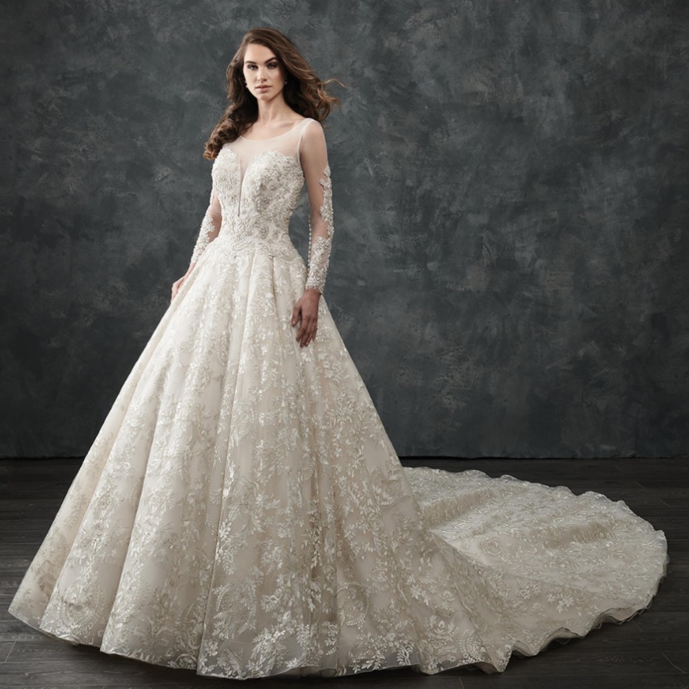 Elegant Lace Wedding Gown